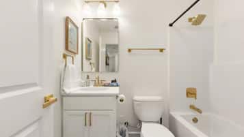 Maison luxueuse, 2 chambres, non-fumeur, cuisine | Salle de bain | Ensemble baignoire-douche, articles de toilette (gratuits)