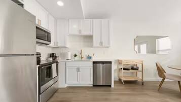 Luxury House, 2 Bedrooms, Non Smoking, Kitchen | Private kitchen