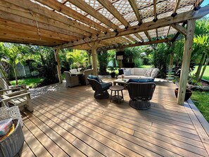 Terrace/patio - Designers Luxury Beach House only 30 steps to sandy toes πποΈ (Melbourne Beach)