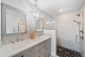 Shower, hair dryer, towels, soap - Designers Luxury Beach House only 30 steps to sandy toes πποΈ (Melbourne Beach)