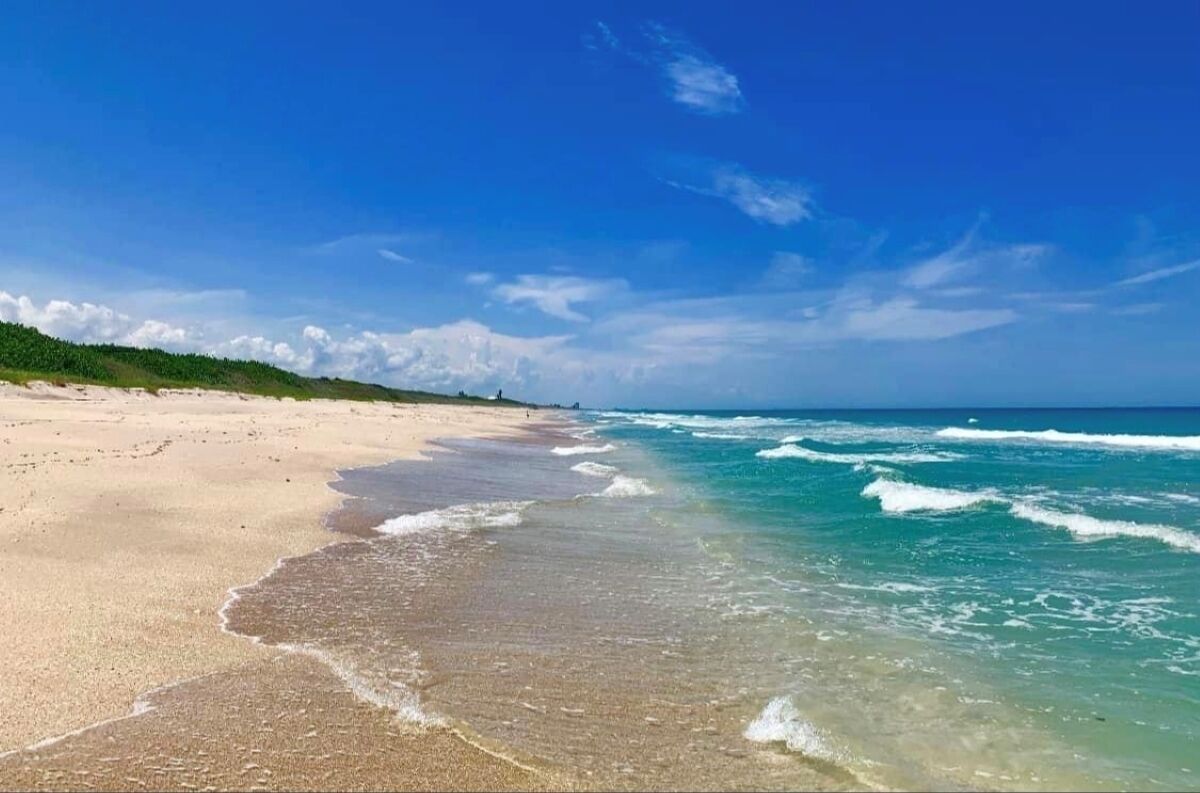 Beach nearby, sun loungers, beach towels