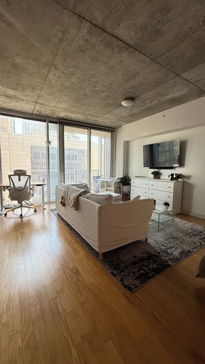 Living area - Cozy studio in a lovely the heart of Midtown with rooftop pool and gym access (Atlanta)