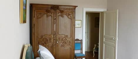 Habitación doble clásica, vista al jardín | Tabla de planchar con plancha
