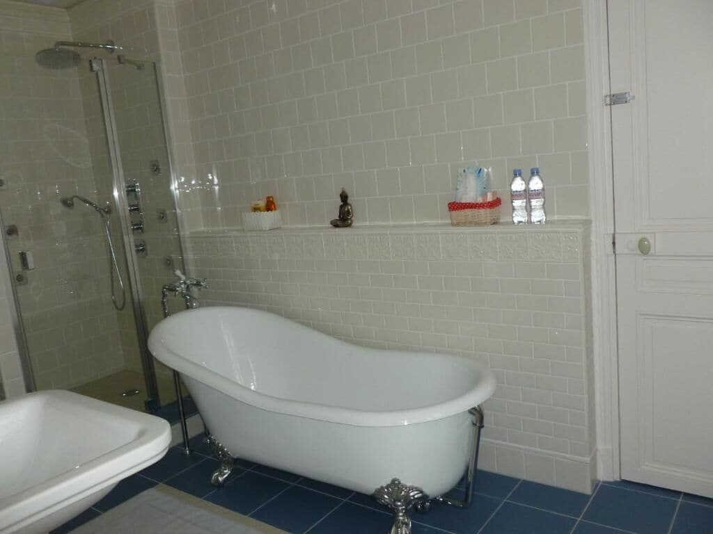 Luxury Suite, Balcony, Garden View | Bathroom