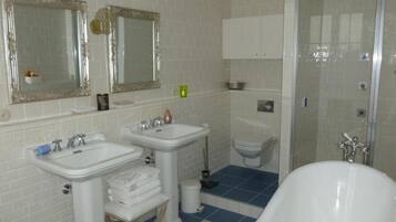 Suite Luxe, balcon, vue jardin | Salle de bain