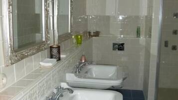 Suite Luxe, balcon, vue jardin | Salle de bain