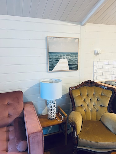 Cosy upstairs cottage by the sea, walk to the local hotel , bay and beach