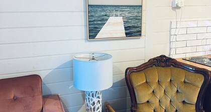 Cosy upstairs cottage by the sea, walk to the local hotel , bay and beach