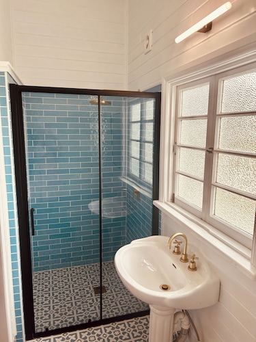 Cosy upstairs cottage by the sea, walk to the local hotel , bay and beach