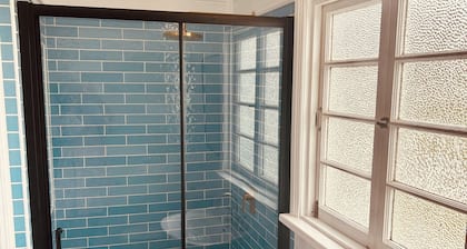 Cosy upstairs cottage by the sea, walk to the local hotel , bay and beach