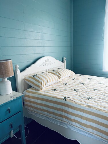 Cosy upstairs cottage by the sea, walk to the local hotel , bay and beach