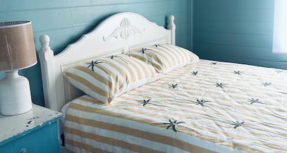 Cosy upstairs cottage by the sea, walk to the local hotel , bay and beach