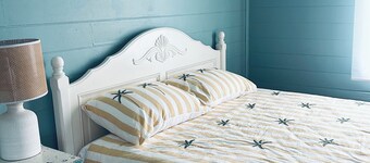 Cosy upstairs cottage by the sea, walk to the local hotel , bay and beach