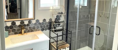 Douche, sèche-cheveux, serviettes fournies, savon