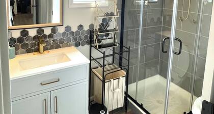 Downtown Retreat! Steps To State Capitol & 3 Minutes To Attractions & Hospitals