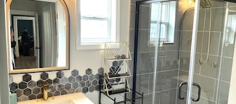 Downtown Retreat! Steps To State Capitol & 3 Minutes To Attractions & Hospitals