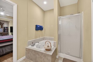 Shower, jetted bath, towels, soap - Spacious 3-bedroom townhome minutes from the Augusta National (Augusta)