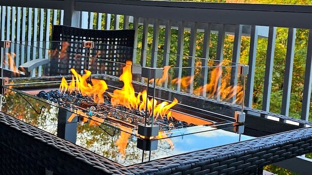 Ein überdachter Außenbereich mit Feuerstelle.
