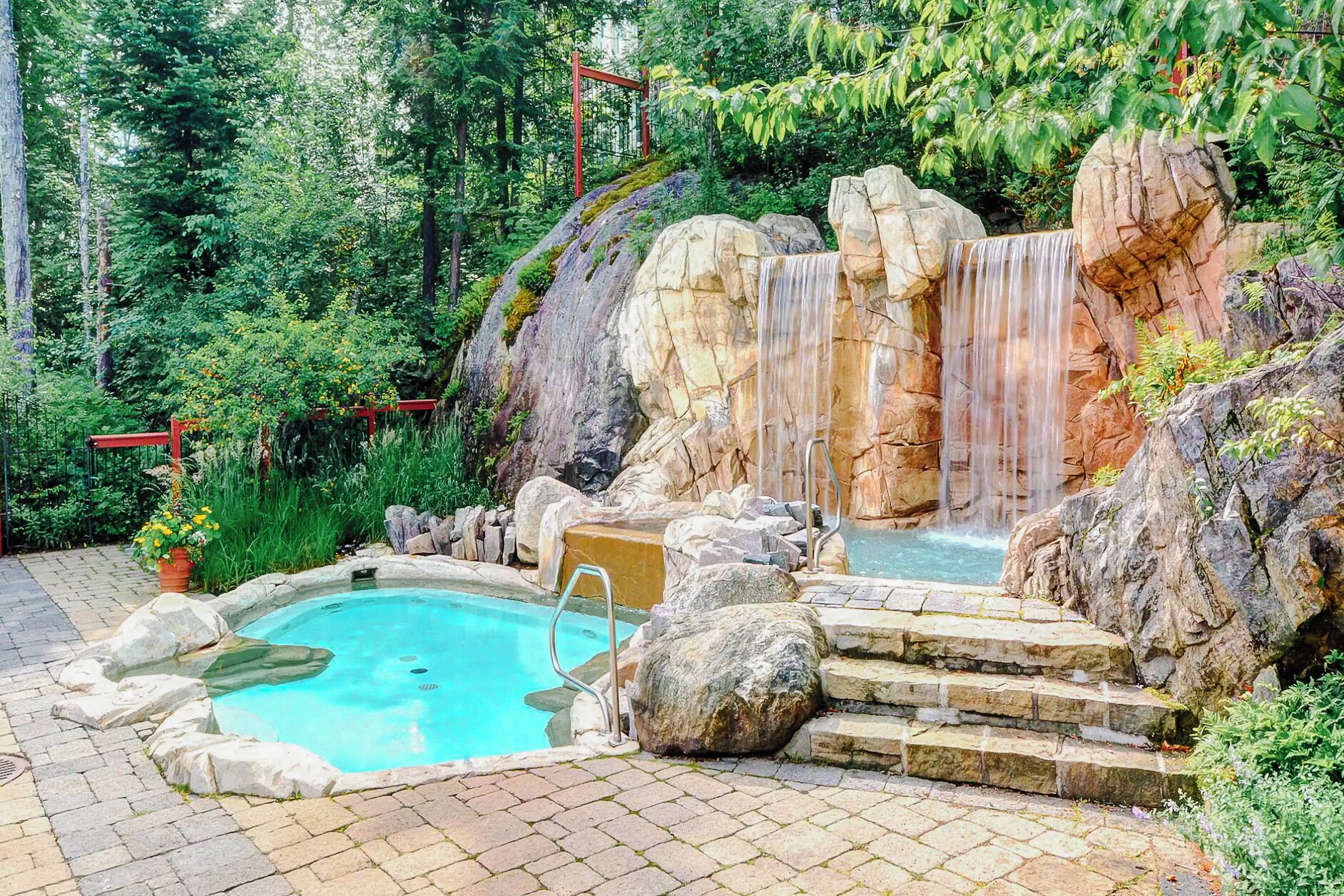 Piscina com cascata
