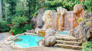 Piscina com cascata