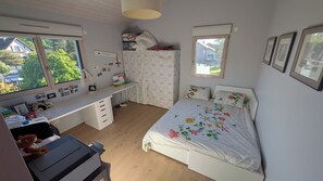 Tabla de planchar con plancha, wifi y ropa de cama 