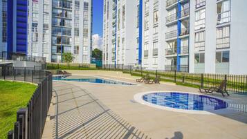 Una piscina al aire libre