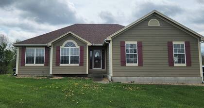 28 Acre Country Escape. Perfect for World Cup, UCM Graduation, or visiting WAFB!