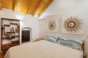 5 bedrooms, iron/ironing board, Internet, bed sheets - Villa Qupi, sleeps 12, Fully Air-conditioned, stunning views of the Acropolis! (Lindos)