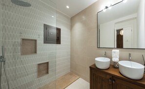 Shower, hair dryer, bidet, towels - Villa Qupi, sleeps 12, Fully Air-conditioned, stunning views of the Acropolis! (Lindos)