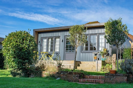 Exterior. Charming Private Garden Retreat in Hastings