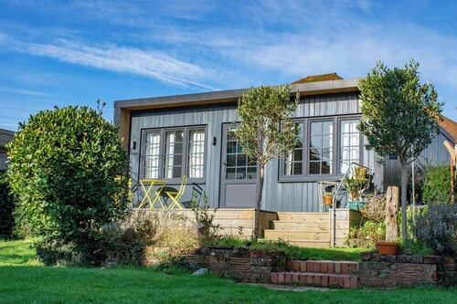Charming Private Garden Retreat in Hastings