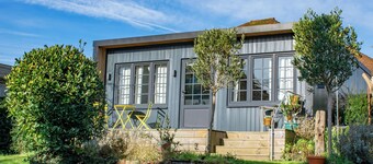 Charming Private Garden Retreat in Hastings