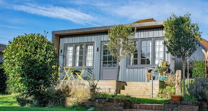 Charming Private Garden Retreat in Hastings