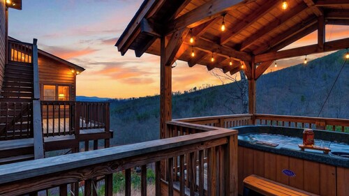 The Hangout Cabin by Avantstay Hot Tub + Game Room + Firepit + Near Gatlinburg and Dollywood