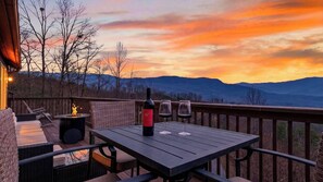 House (3 Bedrooms) | Interior - The Hangout Cabin by Avantstay Hot Tub + Game Room + Firepit + Near Gatlinburg + Dollywood (Gatlinburg)
