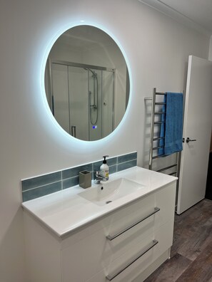 Douche, sèche-cheveux, serviettes fournies, savon