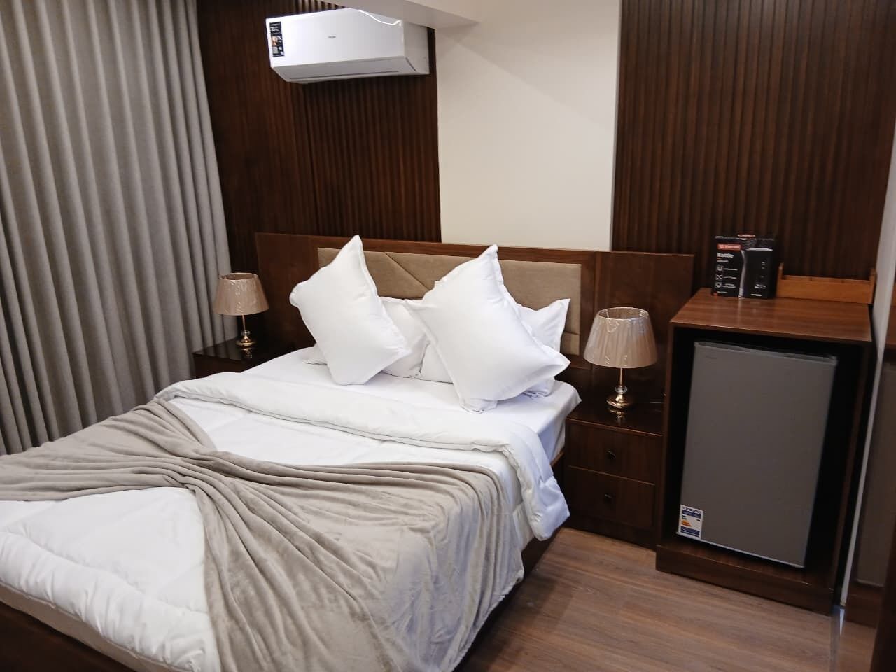 Desk, laptop workspace, iron/ironing board, free WiFi