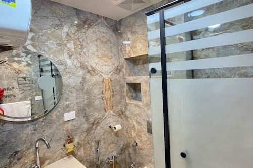 Habitación Confort doble, vistas al mar | Baño | Ducha, artículos de higiene personal gratuitos y secador de pelo