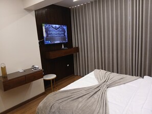 Desk, laptop workspace, iron/ironing board, free WiFi - Montazah Castle (Alexandria)