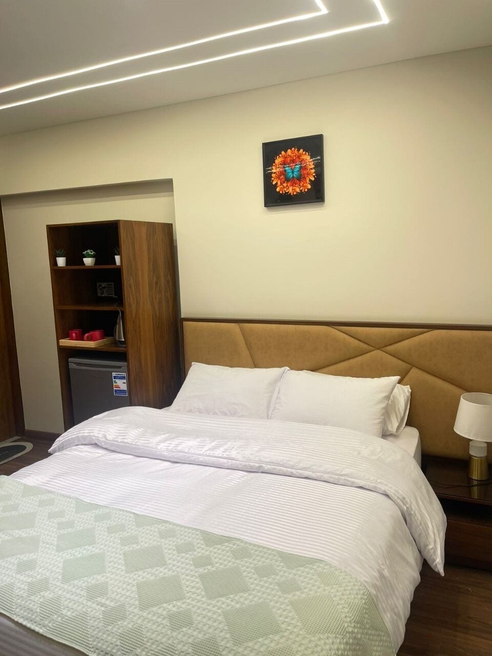 Minibar con artículos gratuitos y escritorio 