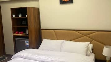 Habitación Confort doble, vistas al mar | Minibar con artículos gratuitos y escritorio