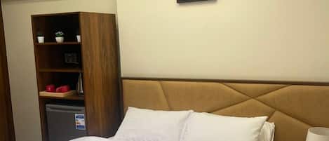 Minibar con artículos gratuitos y escritorio