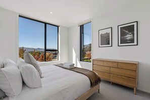4 bedrooms, desk, iron/ironing board, WiFi