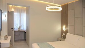 1 bedroom, iron/ironing board, WiFi, bed sheets - The Three Diamonds – Queen Deluxe Room Just Steps from the Sea (Cesenatico)