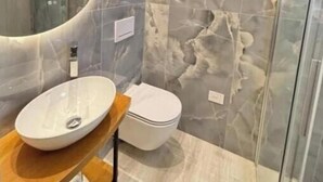 Shower, hair dryer, bidet, towels - The Three Diamonds – Queen Deluxe Room Just Steps from the Sea (Cesenatico)