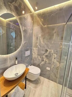 Shower, hair dryer, bidet, towels - The Three Diamonds – Queen Deluxe Room Just Steps from the Sea (Cesenatico)