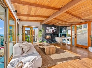 Fernseher, Kamin, Arbeitsbereiche