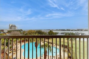 Property grounds - Coastal condo with shared pool, beaches, shopping (Fort Walton Beach)