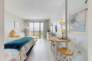 WiFi, bed sheets - Coastal condo with shared pool, beaches, shopping (Fort Walton Beach)