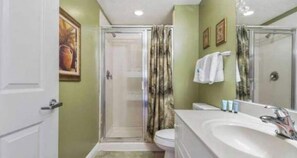 Shower, towels, shampoo - Spacious gulf front condo near beaches and shopping (Panama City Beach)